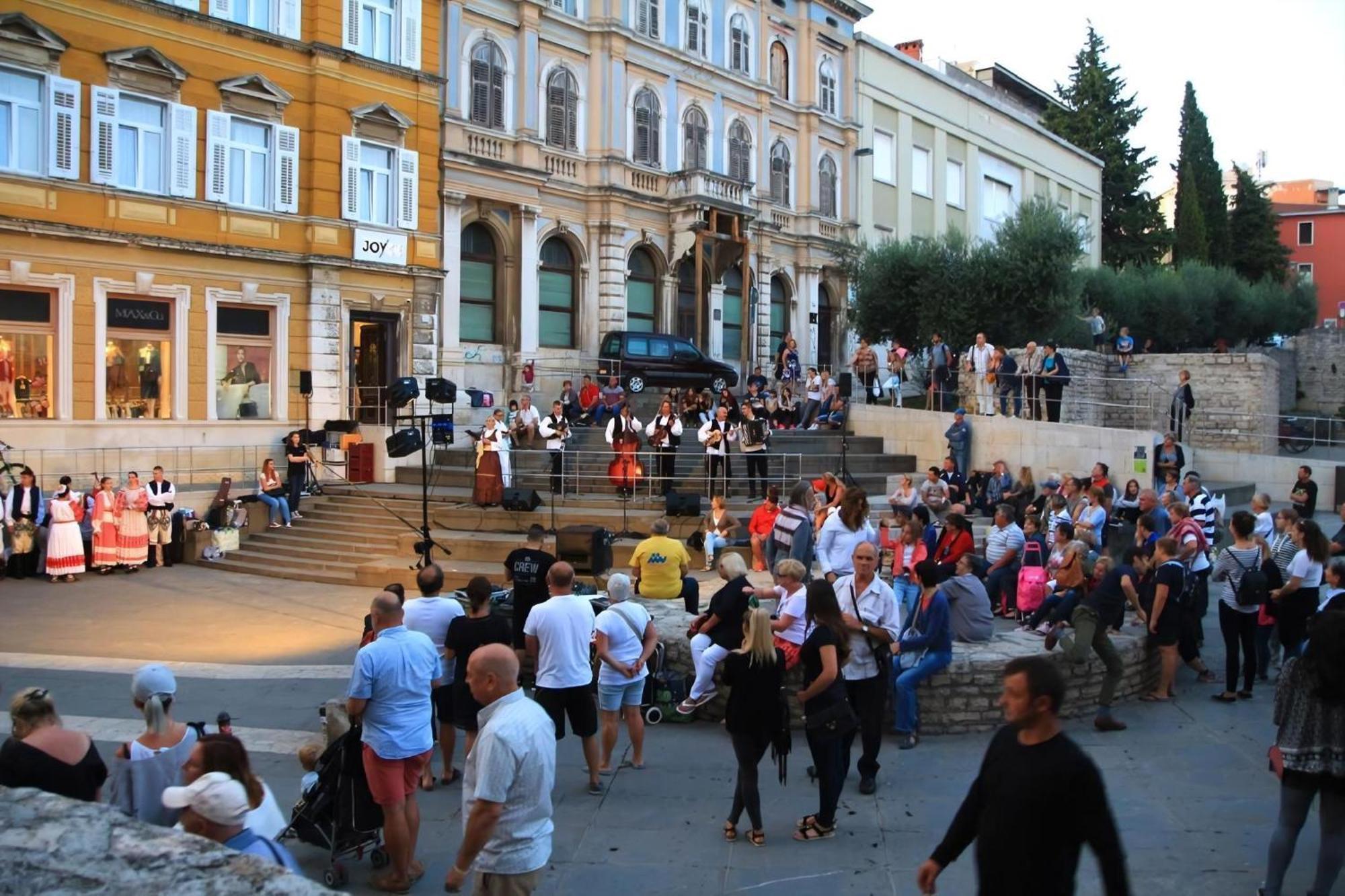 Apartman In Mit Privater Terrasse Pula