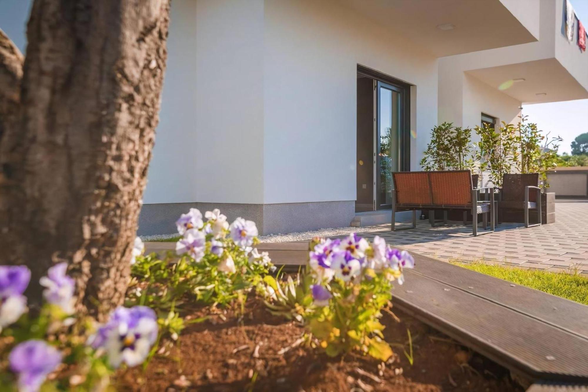 In Mit Privater Terrasse Pula